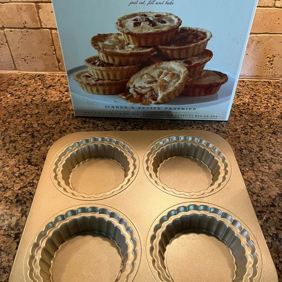 Williams Sonoma Mini Pie Baking Set with Cookbook - Picture 4 of 7